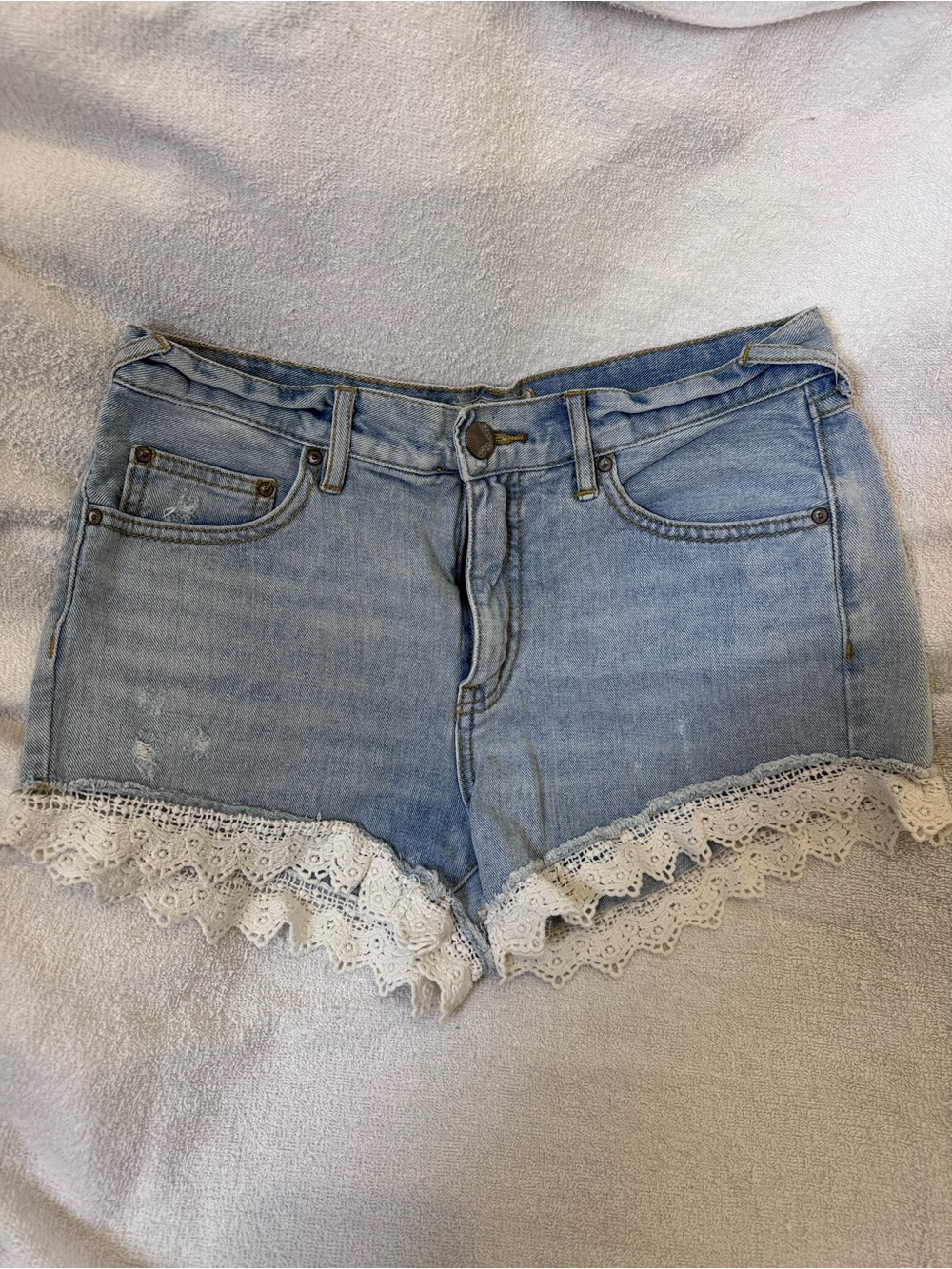 Free People light wash denim shorts women’s size 26 with lace hem detail
